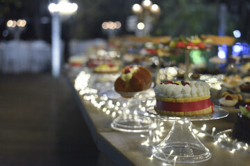 tavolo imbandito di dolci durante un ricevimento 