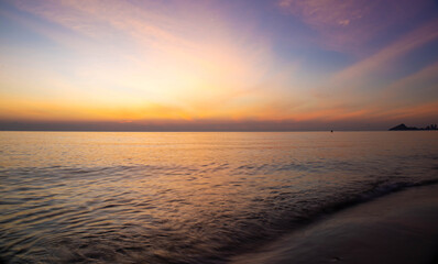Obraz premium Beautiful sunset on the sea beach with coconut tree for travel in holiday