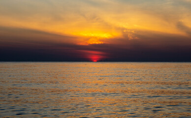 Obraz premium Beautiful sunset on the sea beach with coconut tree for travel in holiday