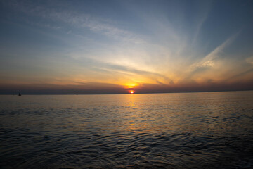 Obraz premium Beautiful sunset on the sea beach with coconut tree for travel in holiday