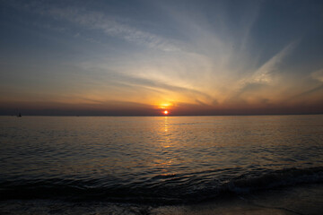 Fototapeta premium Beautiful sunset on the sea beach with coconut tree for travel in holiday