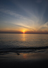 Obraz premium Beautiful sunset on the sea beach with coconut tree for travel in holiday
