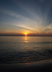 Obraz premium Beautiful sunset on the sea beach with coconut tree for travel in holiday