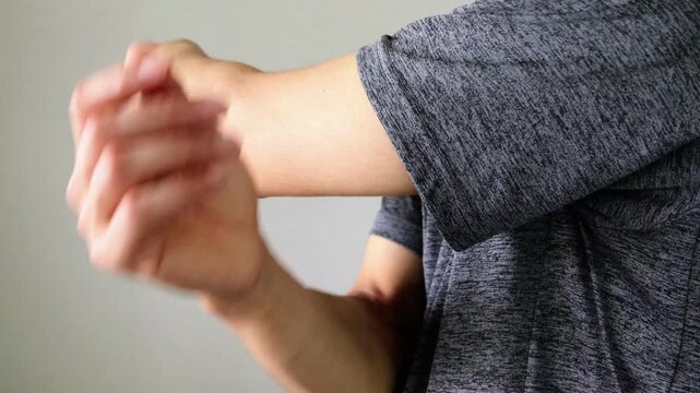 ストレッチをする人物の動画
