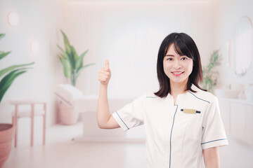 エステサロンで働く若い女性スタッフ