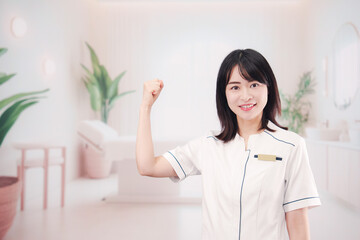 エステサロンで働く若い女性スタッフ