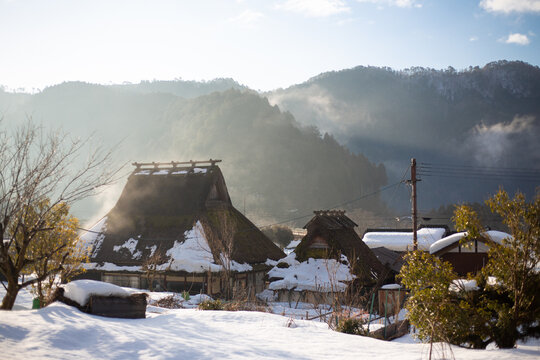 京都美山かやぶきの里早朝の雪景色