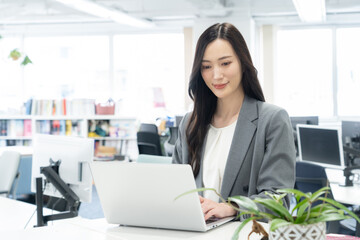 オフィスで仕事をする若いビジネスウーマン