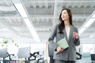 オフィスで仕事をする若いビジネスウーマン
