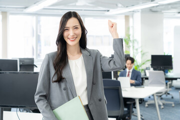 オフィスで仕事をする若いビジネスウーマン