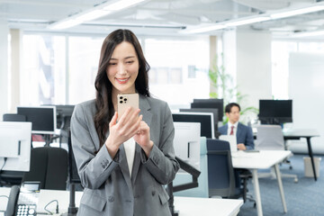 オフィスで仕事をする若いビジネスウーマン