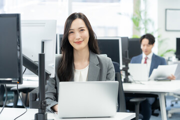 オフィスで仕事をする若いビジネスウーマン
