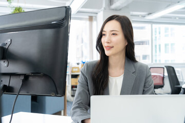 オフィスで仕事をする若いビジネスウーマン