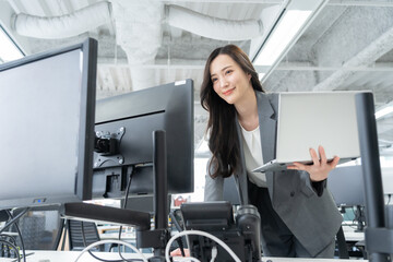 オフィスで仕事をする若いビジネスウーマン
