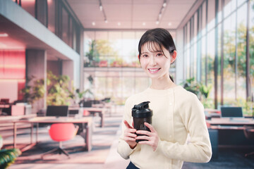 オフィスでマイボトルを持ち歩く若い女性