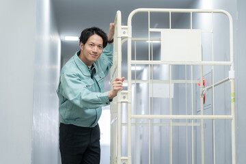 荷物を運ぶ若い男性作業員