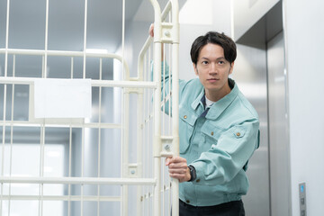 荷物を運ぶ若い男性作業員