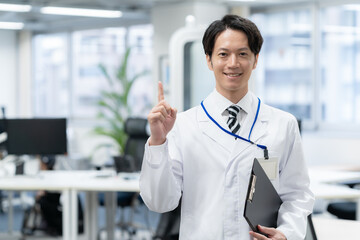 実験をする若い白衣の男性研究者