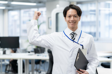 実験をする若い白衣の男性研究者