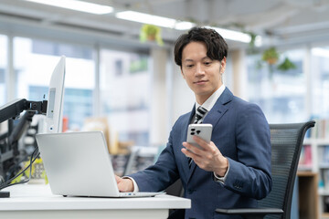 オフィスで仕事をする若いビジネスマン