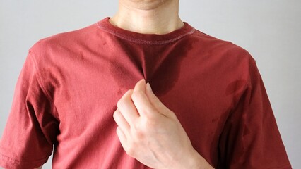 シャツが汗で濡れた人物