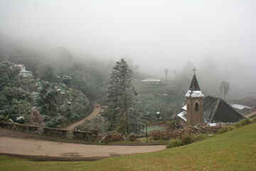 paisaje bosque suiza iglesia cupula gotico