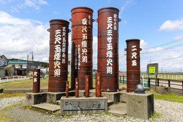 花火を打ち上げる煙火筒のモニュメント（片貝・新潟）