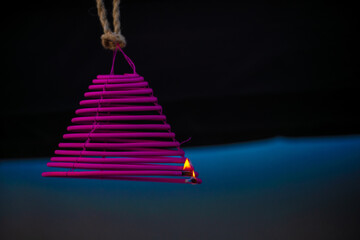 spirala krążek palący się dymem na komary  © rob