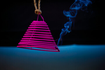 spirala krążek palący się dymem na komary  © rob