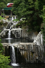 田原の滝を通り過ぎる富士山ビュー特急