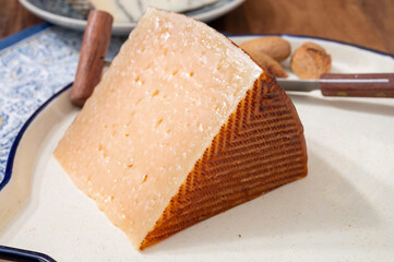 Very old anejo tostado Spanish hard cheese, cow and sheep curado, manchego, goat cheese close up