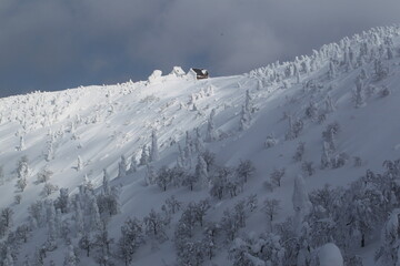 晴れ間の山小屋
