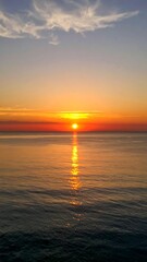Naklejka premium Serene sunset over calm water