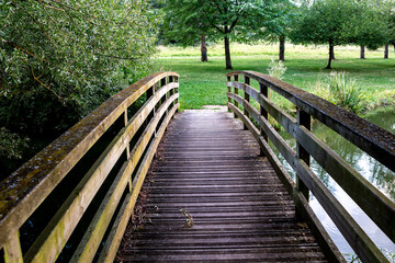 Obraz premium wooden bridge on a pond in Santeny, france