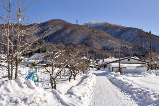山に向かって伸びる雪道と自然風景が美しい