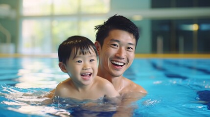 プールで遊ぶ父と子供、日本人の親子