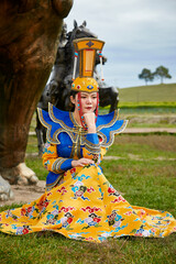 Obraz premium Mongolian girls dressed in luxurious Mongolian costumes on the Mongolian war chariots of the Jinyuan Grand Tent on the grassland
