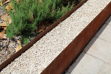 Allée et bordure de jardin en acier corten