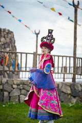 Obraz premium Mongolian girls dressed in luxurious Mongolian costumes in front of an obo on the grassland