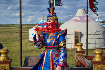 Mongolian girls dressed in luxurious Mongolian costumes on the Mongolian war chariots of the Jinyuan Grand Tent on the grassland © 亮亮 徐