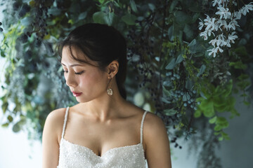 ウェディングドレスを着た女性