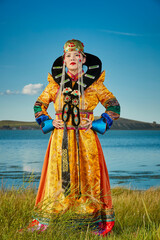 Obraz premium Mongolian girls dressed in luxurious Mongolian costumes on the grassland