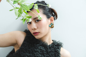 黒いドレスを着た女性