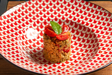 tuna tartare with spelt and tomatoes