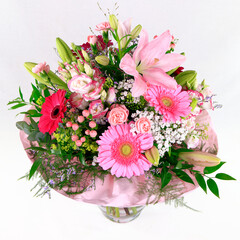 Ein schöner Festtags-Blumenstrauß mit Gerbera und Lilien