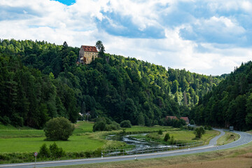 Das Wiesenttal mit der Burg Rabeneck in der Fränkischen Schweiz