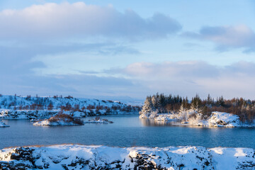 冬のミーヴァトン湖と雪に覆われた小島（アイスランド・ホプジ）