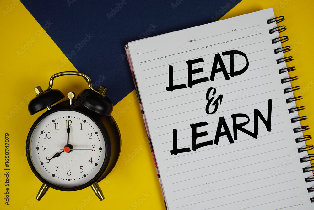 Aufkleber lead & learn text written on notepad with alarm clock on yellow background