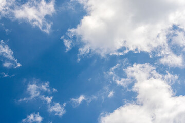 夏の青空と日差しに輝く夏の雲03