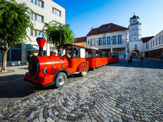 Bimmelbahn in der Altstadt von Trenčín, Kulturhauptstadt 2026, Trenčín, Slowakei